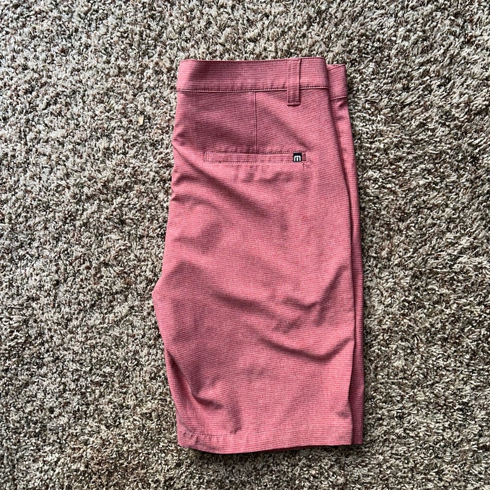 Stunning *Travis Mathew* striped wicking flat front casual golf ⛳️ shorts - 32